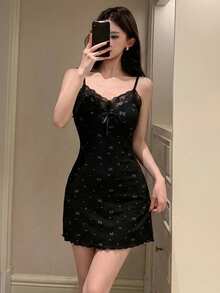 DAZY 秋冬款蝴蝶結圖案滿版印花對比色蕾絲拼接收腰長款女式睡裙 - 黑色 - 查看 3
