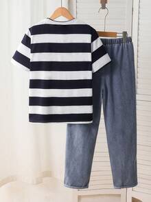 SHEIN Conjunto de 2 piezas para niños con camiseta de manga corta a rayas en contraste blanco y azul marino, jeans desgastados de color azul claro con diseño de patchwork de bolsillos de mezclilla, estilo casual preppy, ropa para niños grandes para uso diario, viajes y escuela en primavera/otoño, diseño único y fresco - Multicolor - Ver 4