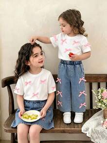 SHEIN Playful Pals 嬰兒/幼兒(女孩)白色針織短袖T恤上衣與藍色長褲蝴蝶結套裝，時尚女孩休閒蝴蝶結套裝 - 白色 - 查看 5