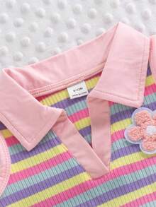 SHEIN Vintaside Kids 女嬰夏季甜美兩件套，粉色POLO領條紋羅紋無袖背心，飾有3D鉤編花朵裝飾，搭配波浪荷葉邊牛仔短褲與同款花朵裝飾，彈性親膚面料，復古田園風，適合旅行與日常穿著的時尚嬰兒套裝 - 粉色 - 查看 6