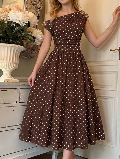 SHEIN Vestido Midi Elegante para Niñas preadolescente, Ajustado, sin Mangas, Cuello Asimétrico, con Hebilla Metálica, Decoración Floral y Plisado, Vestido de Lunares Marrones