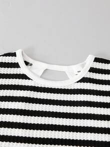 SHEIN KIDS KIDS 青少年女孩 2件套 背後交叉鏤空短袖T恤與圓領落肩上衣，純色/條紋休閒極簡風女裝，夏季日常街頭穿搭通勤套裝，小眾設計短版上衣 - 黑與白 - 查看 3