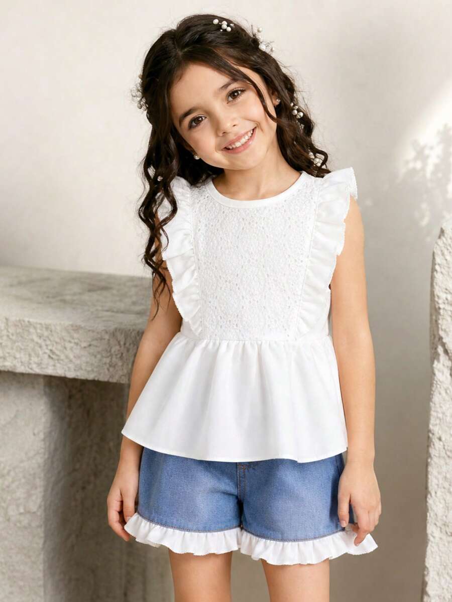SHEIN Genkimix Kids 年輕女孩時尚空心荷葉邊上衣+丹寧拼接花邊短褲2件套裝 - 白色 - 查看 1