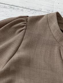 Linhara CURVE 女款大尺碼純色咖啡色V領短袖上衣，泡泡袖法式通勤風荷葉邊袖口寬鬆百褶極簡休閒通勤上衣，度假日常夏季新款襯衫 - 駝色 - 查看 5