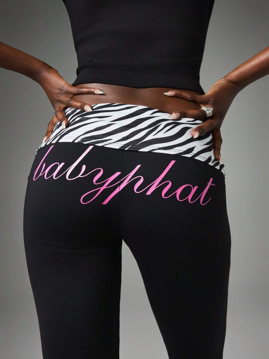 BABYPHAT 折疊腰頭喇叭口瑜伽緊身褲,斑馬動物紋對比腰帶與 Logo 細節 - 黑色 - 查看 1