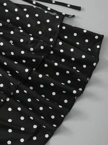 SHEIN 女童黑白波點方領荷葉邊洋裝，方領設計、抓皺腰部、雙層荷葉邊下擺、側面抽繩細節，親膚彈性布料，甜酷風兒童夏季生日演出獨特設計洋裝 - 黑與白 - 查看 5