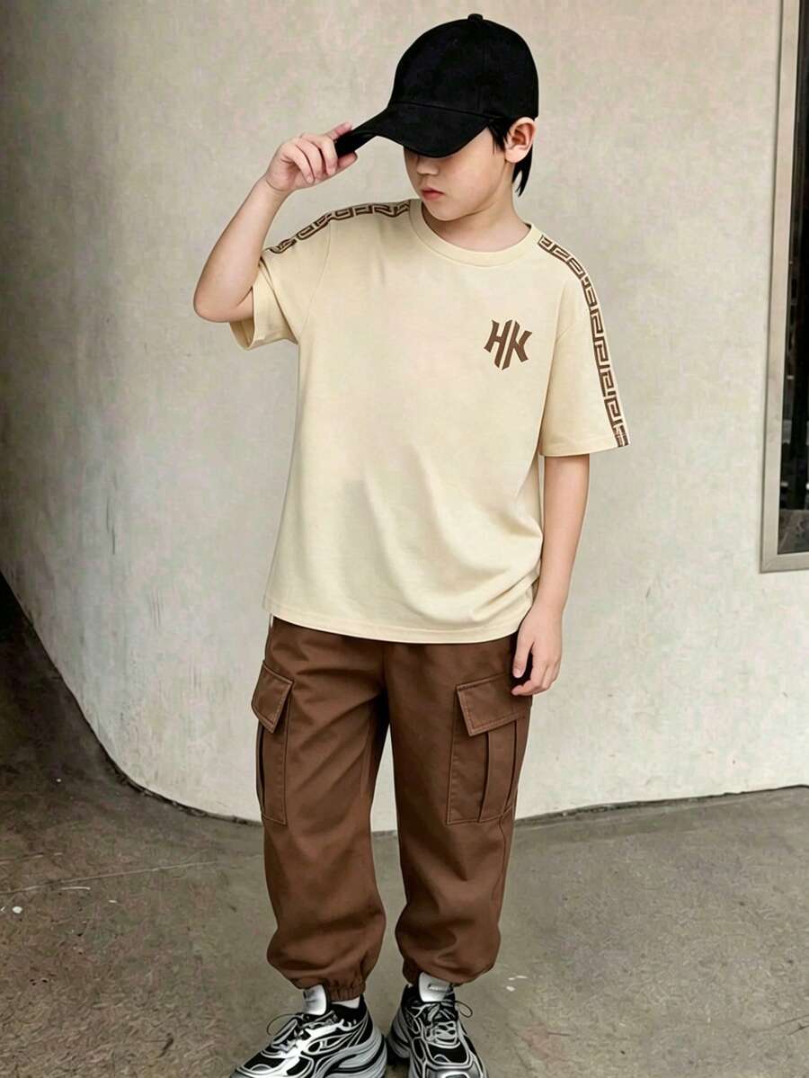 Conjunto de 2 piezas para niño preadolescente con camiseta de cuello redondo de manga corta con estampado total de eslogan en inglés cool & fun y pantalones cargo, adecuado para fiesta de vacaciones, primavera/verano, casual & cómodo, imprescindible de verano, ropa casual de moda, streetwear de primavera/verano, atuendo casual para exteriores, fiesta de vuelta al colegio, adecuado para picnic al aire libre - Multicolor - Ver 1