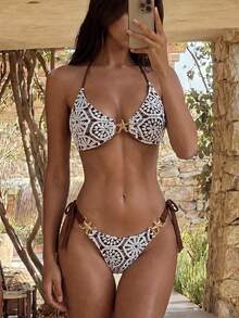 Bonvoyette Conjunto de Maiô Bikini Feminino de Duas Peças para Verão, Moda Praia Elegante Premium, Tecido de Tricô Vazado com Decoração Requintada de Estrela do Mar Metálica, Sexy, Costas Abertas, Adequado para Praia, Natação e Férias de Verão - Multicolorido - Visão 1