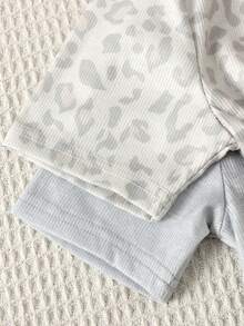 SHEIN 青少年女孩休閒極簡修身舒適圓領短袖長褲家居服套裝，4件套，可愛卡通熊貓印花與時尚豹紋灰色印花，適合四季穿著 - 淺灰色 - 查看 5
