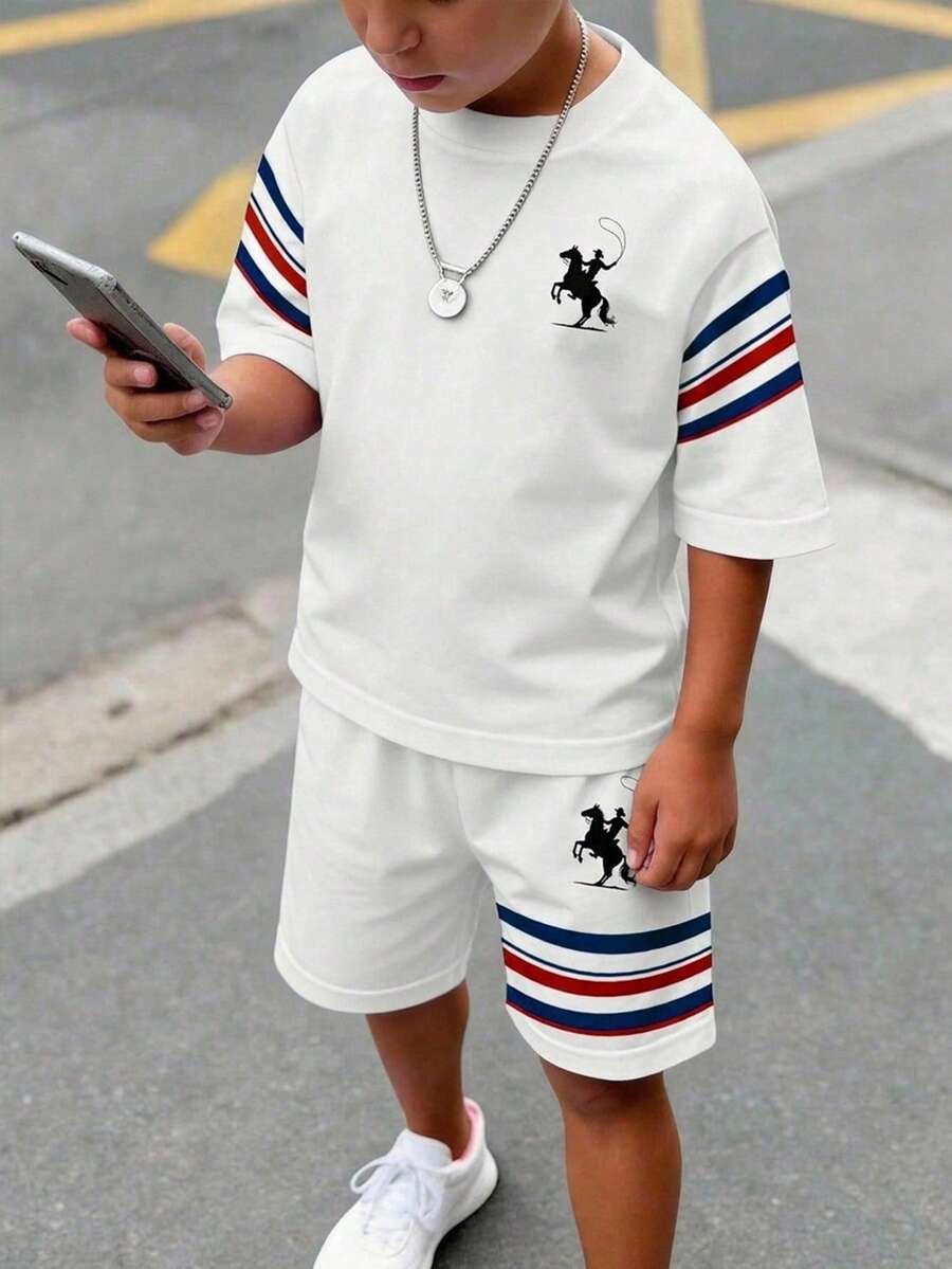 SHEIN 兒童青少年男童休閒舒適時尚簡約圓領短袖T恤,經典校園風,酷感條紋圖案印花,Super Silhouette 騎士牛仔馬標誌印花,適合春夏季 - 白色 - 查看 1
