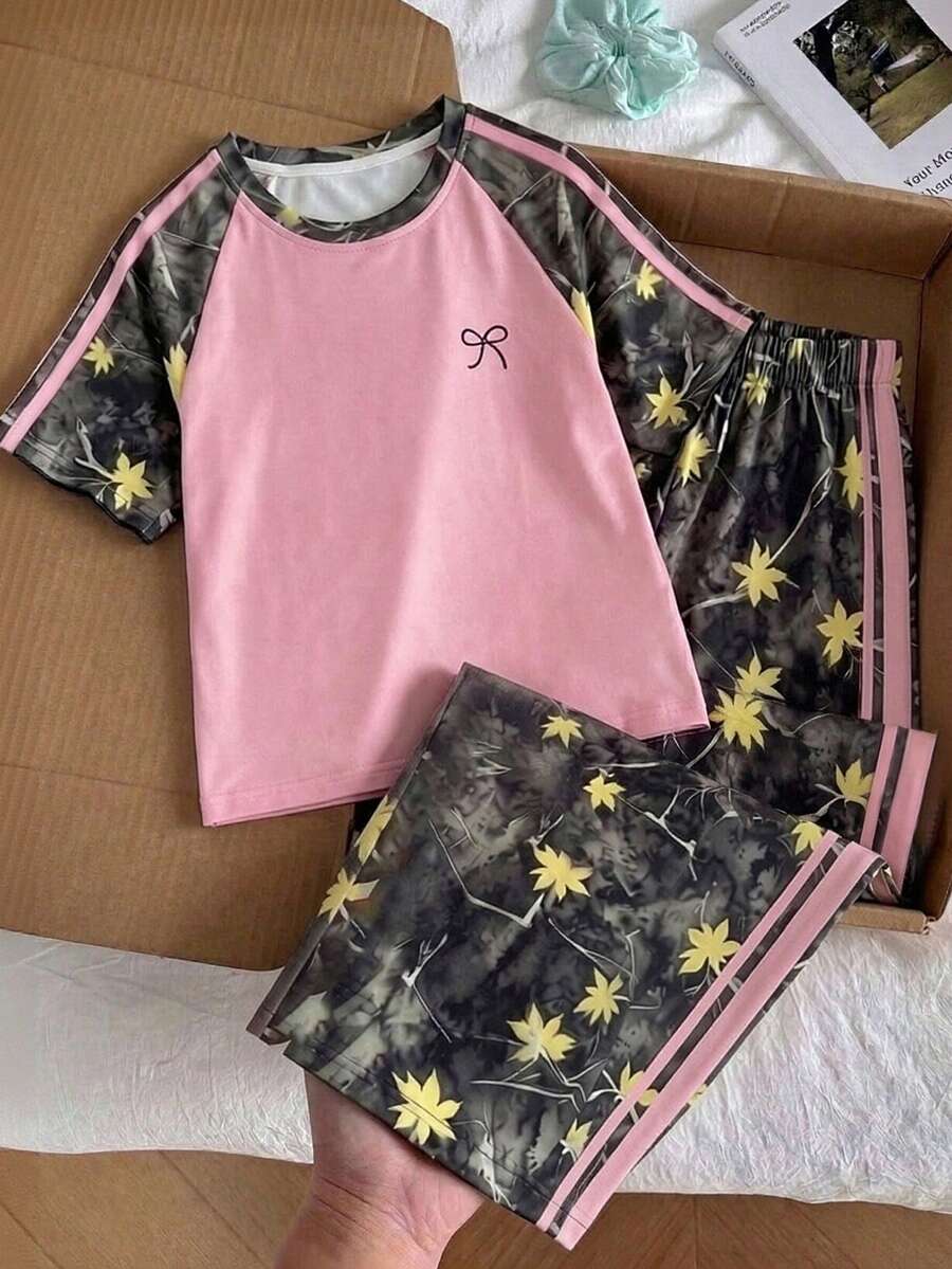 SHEIN 女童粉色美式復古甜辣風運動套裝,拼色粉灰拼接蝴蝶結印花短袖T恤搭配楓葉迷彩側條紋寬腿褲2件組,寬鬆版型,夏季學生慵懶運動風,學院風夏季日常百搭2件套 - 彩色 - 查看 1