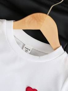SHEIN Genkimix Kids 女童時尚可愛愛心刺繡針織短袖T恤上衣套裝，適合日常休閒、運動、外出與度假 - 彩色 - 查看 5