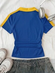 SHEIN EZwear 2026世界盃哥倫比亞國家足球隊女款POLO T恤球衣，對比領口與條紋袖設計，復古學院風經典時尚街頭感，面料滑順舒適，比賽日運動時尚足球街頭風球衣 - 白色 - 查看 2