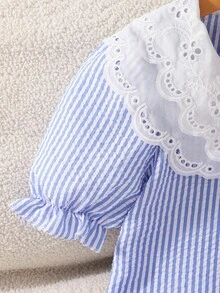 SHEIN 女孩藍白條紋泡泡袖上衣，清新學院風，精緻蕾絲刺繡大領口，泡泡短袖配荷葉邊飾，親膚雪尼爾布料，整體青春溫柔，適合日常上學與外出，春夏百搭 - 藍色 - 查看 6