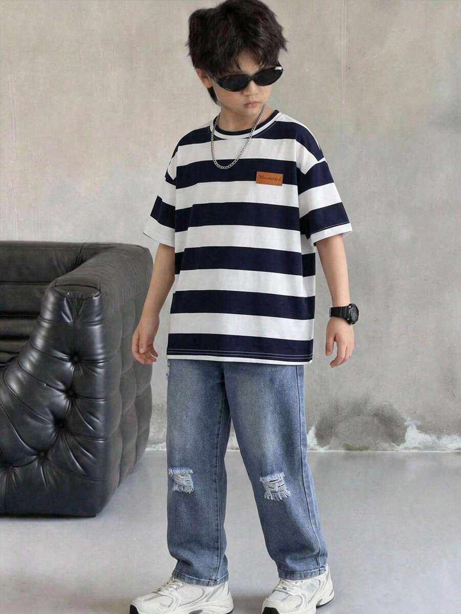 SHEIN Conjunto de 2 piezas para niños con camiseta de manga corta a rayas en contraste blanco y azul marino, jeans desgastados de color azul claro con diseño de patchwork de bolsillos de mezclilla, estilo casual preppy, ropa para niños grandes para uso diario, viajes y escuela en primavera/otoño, diseño único y fresco