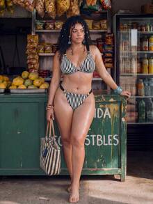 SHEIN Swim طقم ملابس سباحة أسود مقاس كبير للعطلات والشاطئ صيفي مثير - أبيض وأسود - مشاهدة 7
