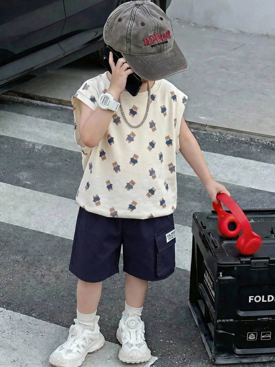小男孩休閒可愛卡通熊印花大版背心短褲套裝,運動套裝,卡其色套裝,T恤套裝,背心套裝,兒童服裝,工裝褲,Y2k套裝,適合春夏季,外出、情人節、約會、旅行、度假、家庭聚會、開學、婚禮季、晚餐、運動、生日派對 - 藍色 - 查看 1