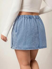 SHEIN CURVE+ CURVE+ 大尺碼女款抓褶牛仔迷你裙，休閒日常與夏季通勤辦公裙 - 淺色水洗藍 - 查看 2