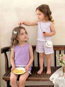 Elladie kids 两件套少女春夏新款上衣套装。梭织面料，纯紫色，数码印花图案。白色无袖圆领上衣，波浪下摆设计，搭配休闲短裤，紫色和白色条纹数码印花图案，波浪下摆设计。可爱休闲又舒适，适合春夏日常、上学、外出、度假穿着。 - 紫色 - 查看 4