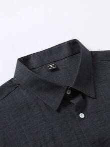 Manfinity Homme 男士短袖單排扣休閒口袋襯衫，正式款 - 深灰色 - 查看 4