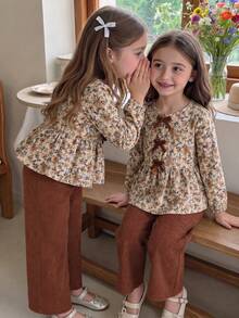 SHEIN x Tata & Beatriz Elladie kids 女童新款時尚花卉燈芯絨上衣，附3D蝴蝶結，圓領，長袖收口袖口，A字下擺，搭配棕色鬆緊腰直筒寬腿褲，2件套，適合日常休閒、派對穿著，春秋季 - 棕色 - 查看 2