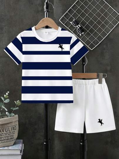 3 Conjuntos Aleatorios, Envío de 1 Conjunto, Conjunto de Camiseta de Manga Corta con Cuello Redondo y Pantalones Cortos con Patrón de Icono de Jinete a Rayas Azul, Blanco y Negro, Atuendo Deportivo de Verano al Aire Libre, Conjunto de Camiseta de Manga Corta con Cuello Redondo y Pantalones Cortos Suave y Cómodo para Niños, Perfecto para Niños