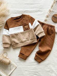 SHEIN Vintaside Kids 2件組男嬰秋冬新款字母壓紋布料拼色前口袋熊貼布設計運動衫/休閒錐形運動長褲 棕色系可愛保暖百搭節日時尚男嬰套裝 - 棕色 - 查看 4