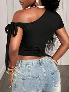 BamGleam Top corto para mujer Primavera/Verano 2026 con manga asimétrica, bajo asimétrico con abertura, decoración de ojales, escote asimétrico en hombro, sexy y estilizante, para vacaciones, playa y citas - Negro - Ver 3