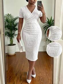 SHEIN Lady CURVE 大码女式V领短袖修身优雅连衣裙 - 白色 - 查看 1
