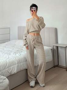 SHEIN EZwear 藍白條紋不對稱露肩落肩長袖上衣與長褲針織休閒套裝，秋季居家休閒服 - 卡其色 - 查看 6