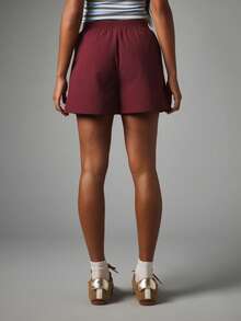 MISSGUIDED Calções longos descontraídos em nylon com detalhe de risca lateral e cintura elástica para uso casual diário - Vermelho e branco - Ver 5