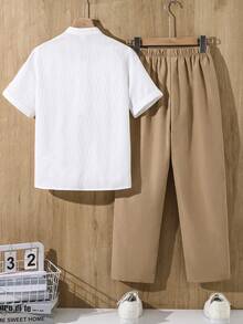 SHEIN 兒童 2件組 青少年男孩休閒白色紋理條紋領短袖襯衫 + 卡其色休閒長褲，適合日常穿著、戶外活動、通勤、上學、短途旅行、假期、旅遊、婚禮、舞會、畢業典禮，優雅復古男孩套裝正裝衣著 - 彩色 - 查看 4