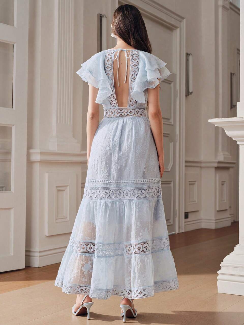 Vestido de mujer azul con volantes de gasa jacquard y espalda descubierta para cita romántica