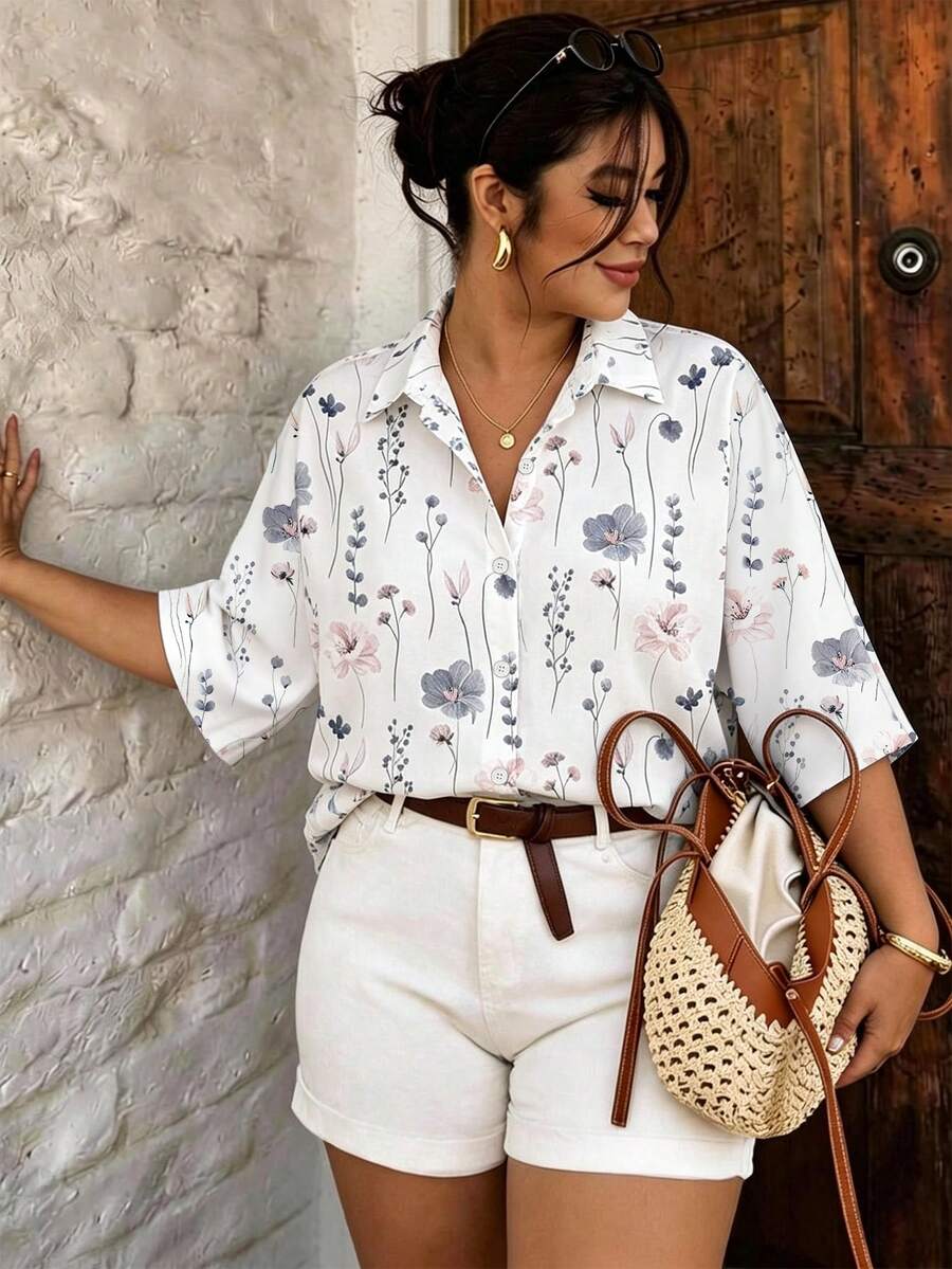 SHEIN Frenchy T-shirt mode à manches courtes à fleurs marguerite pour femmes grandes tailles, ensemble d'été polyvalent pour les trajets en grandes tailles, ensemble court, ensemble de vacances en grandes tailles pour femmes, ensemble d'été pour femmes, ensemble d'été pour silhouettes courbes