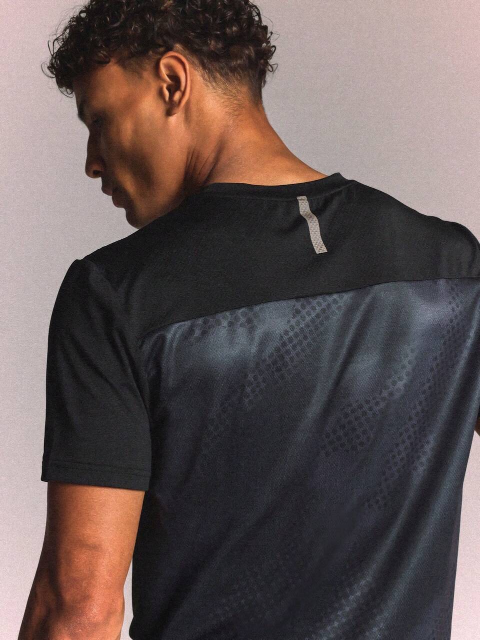 Camiseta de Manga Curta com Gola Redonda, Estampa em Blocos e Painel Traseiro Contrastante, Ajuste Regular