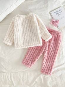 SHEIN 2 Stücke Set Herbst/Winter: Doppelseitiges Plüsch-Set für Babys, bestehend aus einem süßen rosa Plüsch-Oberteil mit Schleifenstickerei in Off-White mit langen Ärmeln und einer dicken, rosa gestreiften Hose. - Pink - Übersicht 2