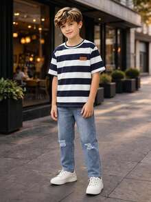 SHEIN Conjunto de 2 piezas para niños con camiseta de manga corta a rayas en contraste blanco y azul marino, jeans desgastados de color azul claro con diseño de patchwork de bolsillos de mezclilla, estilo casual preppy, ropa para niños grandes para uso diario, viajes y escuela en primavera/otoño, diseño único y fresco - Multicolor - Ver 7