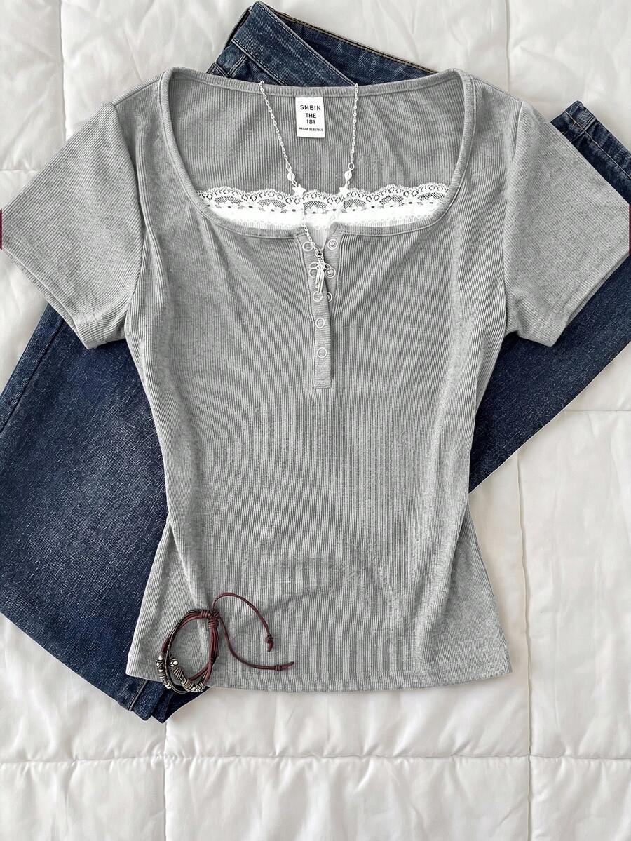 Tween女孩灰色短袖T恤,Y2K復古休閒女孩居家服,蕾絲飾邊,修身灰色聚酯纖維短袖T恤,鏤空領口設計,胸前抓褶,適合日常穿著 - 灰色 - 查看 1