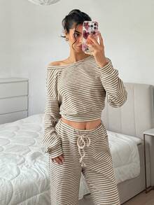 SHEIN EZwear 藍白條紋不對稱露肩落肩長袖上衣與長褲針織休閒套裝，秋季居家休閒服 - 卡其色 - 查看 5