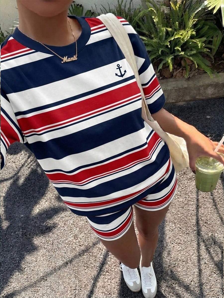 Veykashi 休閒極簡風粉色不對稱條紋學院風滿版印花大尺碼女款夏季圓領短袖T恤與條紋短褲休閒兩件套，適合春夏度假日常百搭