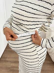 SHEIN 孕婦條紋圓領長袖上衣與可調腰側開衩裙 2件套 拍照用 秋季休閒簡約常規款 - 黑與白 - 查看 6