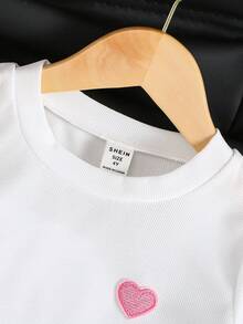 SHEIN Genkimix Kids 女童時尚可愛愛心刺繡針織短袖T恤上衣套裝，適合日常休閒、運動、外出與度假 - 彩色 - 查看 8