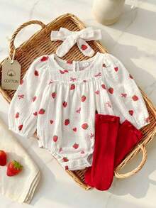 SHEIN Playful Pals 女嬰白色草莓蝴蝶結愛心印花圓領長袖開襠褲 + 紅色襪子 + 頭帶休閒家庭套裝可愛甜美秋季 - 紅白色 - 查看 10