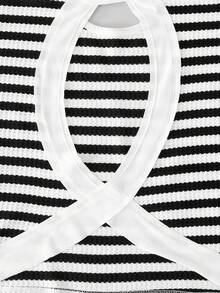 SHEIN KIDS KIDS 青少年女孩 2件套 背後交叉鏤空短袖T恤與圓領落肩上衣，純色/條紋休閒極簡風女裝，夏季日常街頭穿搭通勤套裝，小眾設計短版上衣 - 黑與白 - 查看 4