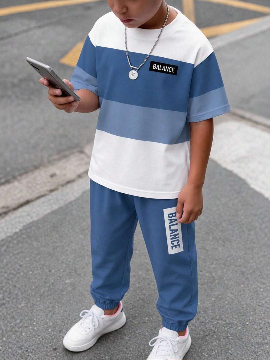 SHEIN 兒童 2 件組青少年男孩休閒簡約短袖圓領 T 恤與長褲套裝，適合夏季，經典酷感幾何圖案印花，時尚迷你 Logo 印花