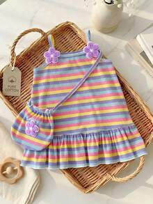 SHEIN Playful Pals 1件女嬰彩虹條紋針織柔軟面料洋裝，飾有花卉刺繡貼布，可愛休閒甜美細肩帶迷你洋裝，附斜背包，適合夏季日常出遊、旅行、度假、拍照、玩耍及各種場合 - 彩色 - 查看 4