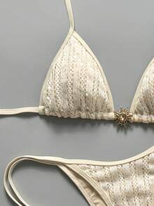 SHEIN Swim Swim Bonvoyette 兩件式比基尼套裝，春夏海灘度假，亮片紋理面料，金色太陽飾品，掛脖三角杯上衣與側綁比基尼褲，性感比基尼套裝 - 杏色 - 查看 3