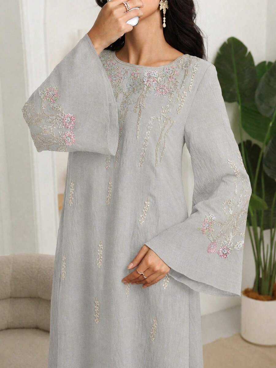 Al Najma 女士刺绣喇叭袖圆领优雅长袍 - 淺灰色 - 查看 1