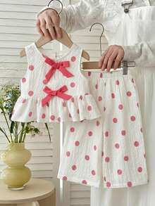 SHEIN Conjunto de top sin mangas con volantes en el bajo y pantalones con estampado de lunares y decoración de lazo para niña bebé - Rosa - Ver 6