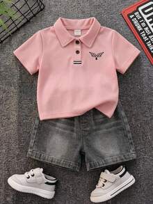 2件組男嬰學院風休閒粉色 Polo 衫與藍色牛仔短褲套裝，適合夏季生日派對、電音派對、晚宴、表演、婚禮、滿月、洗禮及 1 歲生日慶祝 - 彩色 - 查看 2